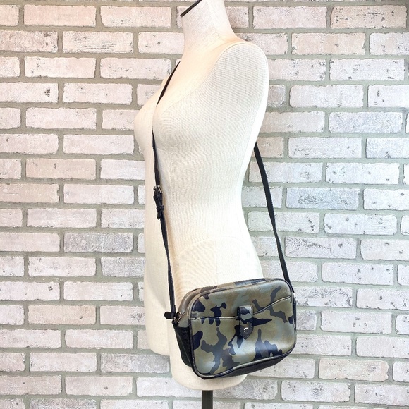G.I.L.I. Camo Mini Crossbody Bag - Picture 1 of 11